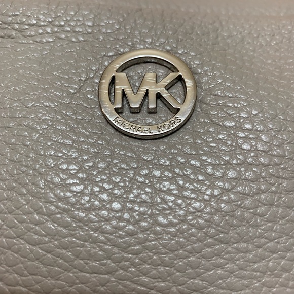 *SOLD*Micheal Kors gray shoulder bag - Picture 3 of 4
